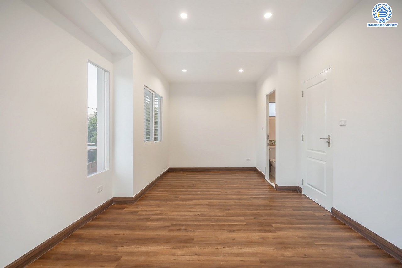 บ้านมือสองตกแต่งใหม่ คุณภาพแบรนด์ LH โครงการ ชัยพฤกษ์ ราชพฤกษ์-แจ้งวัฒนะ เนื้อที่ 50.1 ตร.ว. ฟังก์ชัน 3 ห้องนอน 2 ห้องน้ำ 2 ที่จอดรถ ภายในตกแต่งหรูหรา บนทำเลศักยภาพติดถนนราชพฤกษ์ เชื่อมสู่แจ้งวัฒนะได้อย่างรวดเร็ว ใกล้รถไฟฟ้าสายสีชมพู "ปากเกร็ด" จุดขึ้นทางด่วน "แจ้งวัฒนะ" โรบินสัน ไลฟ์สไตล์ ราชพฤกษ์ และ โลตัส นอร์ธราชพฤกษ์